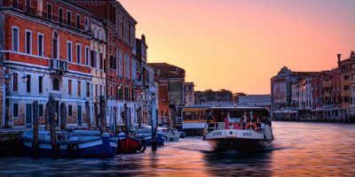 Vaporetto a Canal Grande Venezia. Cielo al tramonto di Venezia